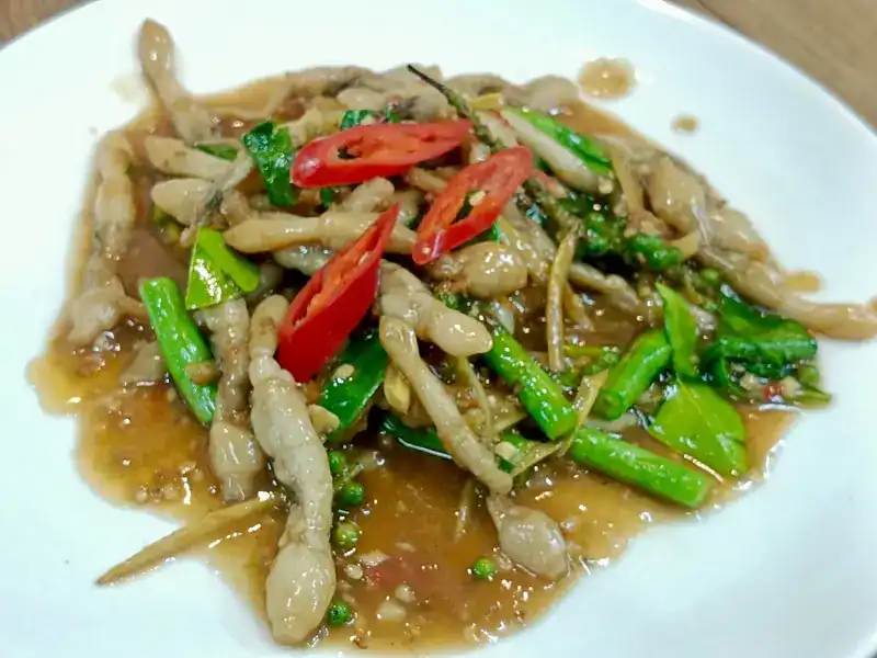 A spicy stir-fry with long beans and red chilli