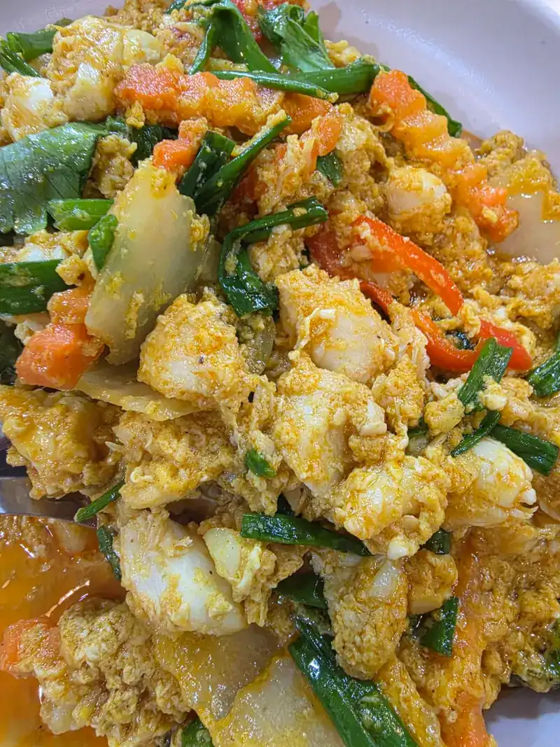 Seafood stir-fried with curry powder, egg and spring onion