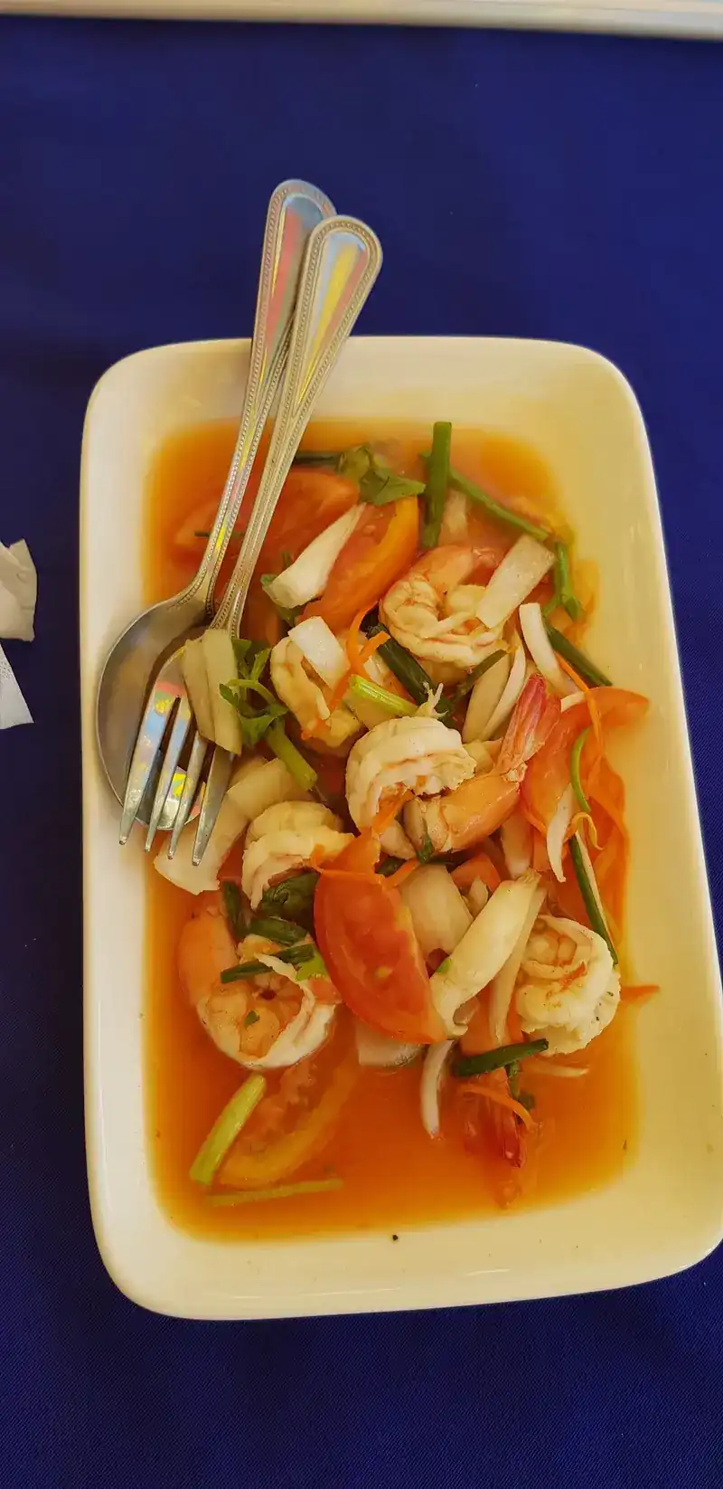 Prawns and squid in a spicy lime dressing with celery and tomato / กุ้งและปลาหมึกยำรสจัดกับขึ้นฉ่ายและมะเขือเทศ