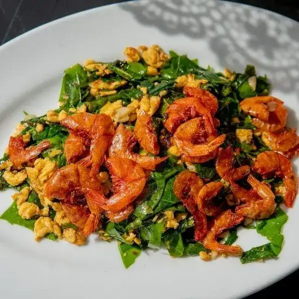 ผัดผักเหมียงไข่กุ้งเสียบ: stir-fried green leaves with egg and crispy dried shrimp