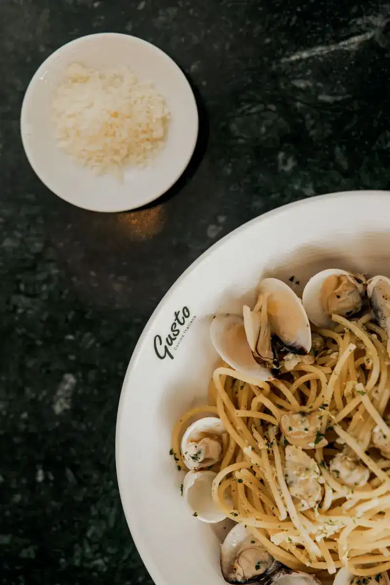 Spaghetti with clams on a Gusto plate, on green marble