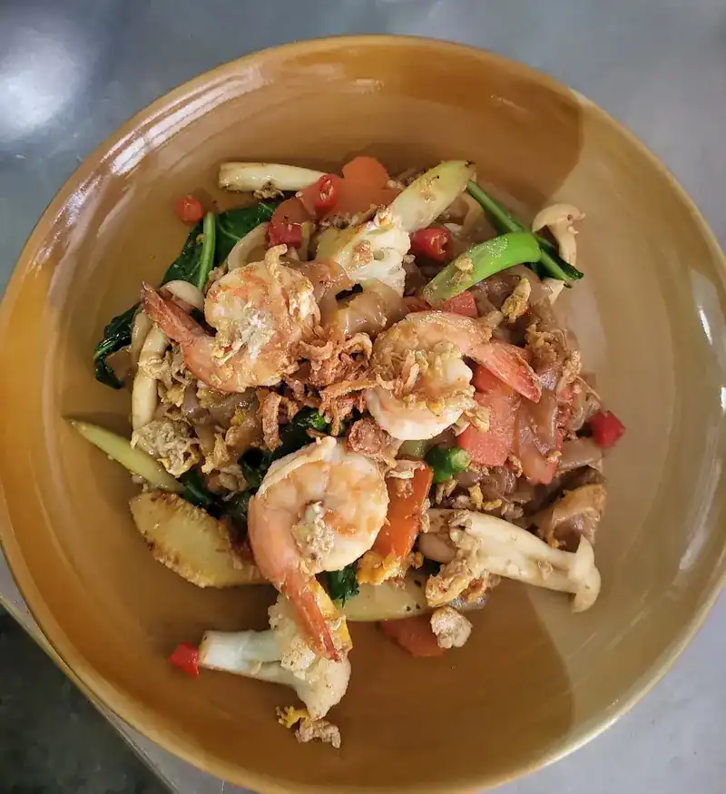 Prawns stir-fried with mushrooms, carrot and greens