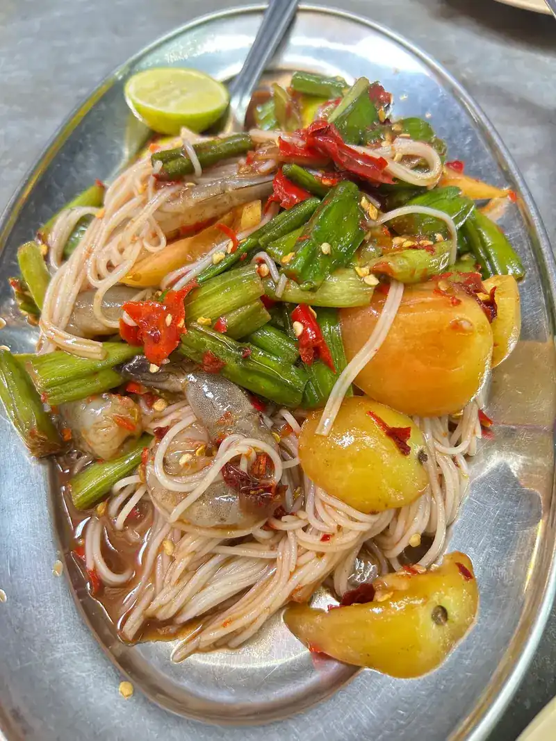 Pounded salad with rice noodles, shrimp and long beans
