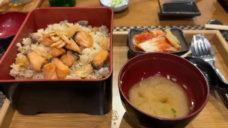 Salmon over rice in a red box, with miso soup and kimchi / ข้าวหน้าแซลมอนในกล่องสีแดง พร้อมซุปมิโสะและกิมจิ