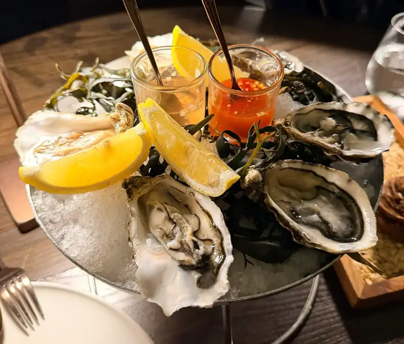 Oysters on ice with lemon and two small sauces / หอยนางรมบนน้ำแข็งกับเลมอนและซอสสองถ้วย