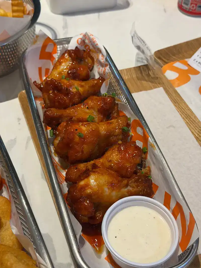 Chicken wings in a sticky glaze with a white dip / ปีกไก่เคลือบซอสเหนียวหนึบ กับซอสจิ้มสีขาว