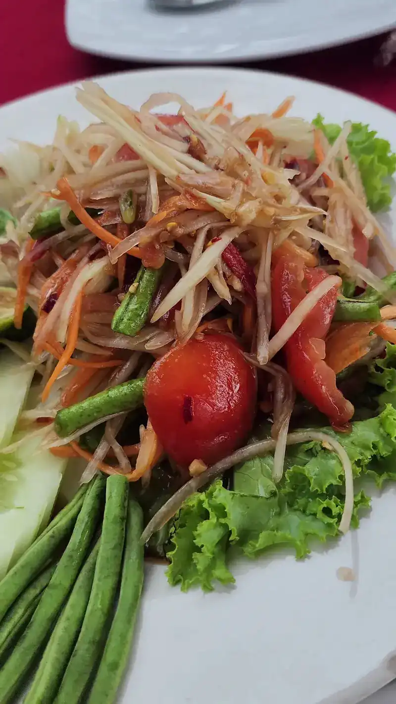 Green papaya salad with tomato and long beans