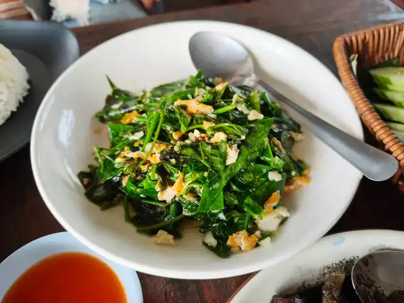 Green leaves stir-fried with egg