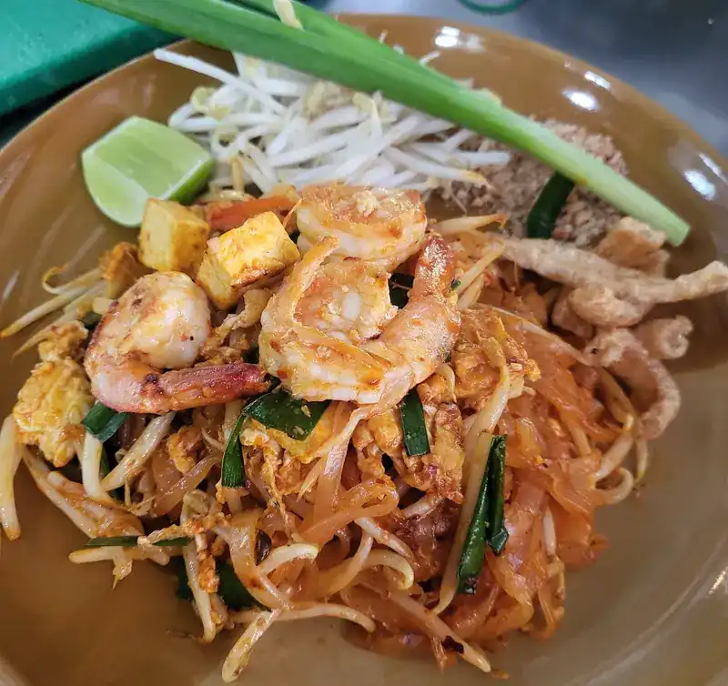 Pad thai with prawns, tofu, bean sprouts and lime