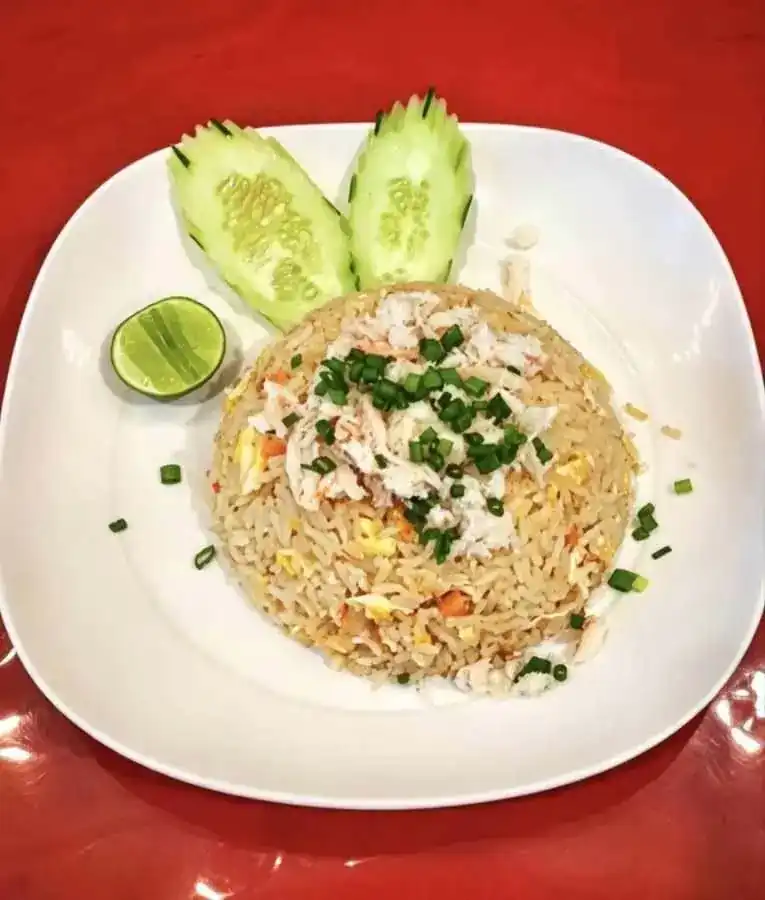 Crab fried rice with spring onion, lime and cucumber