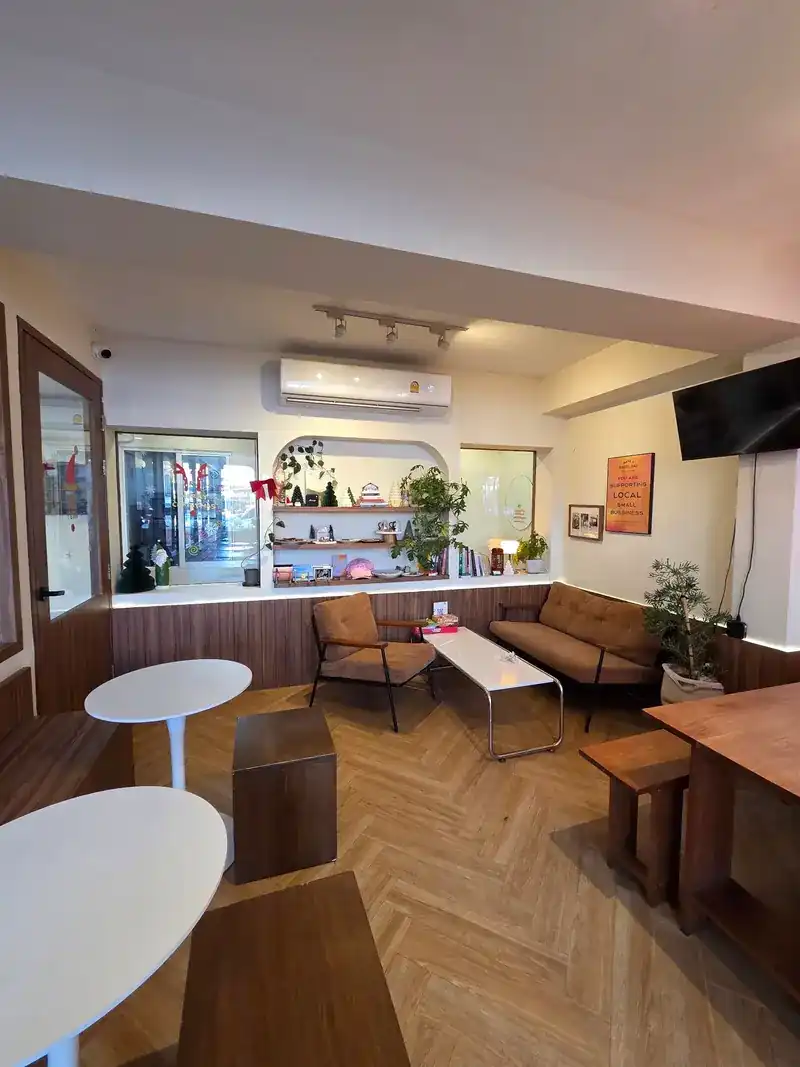 The lounge corner with sofas, a low table and shelves set into the wall
