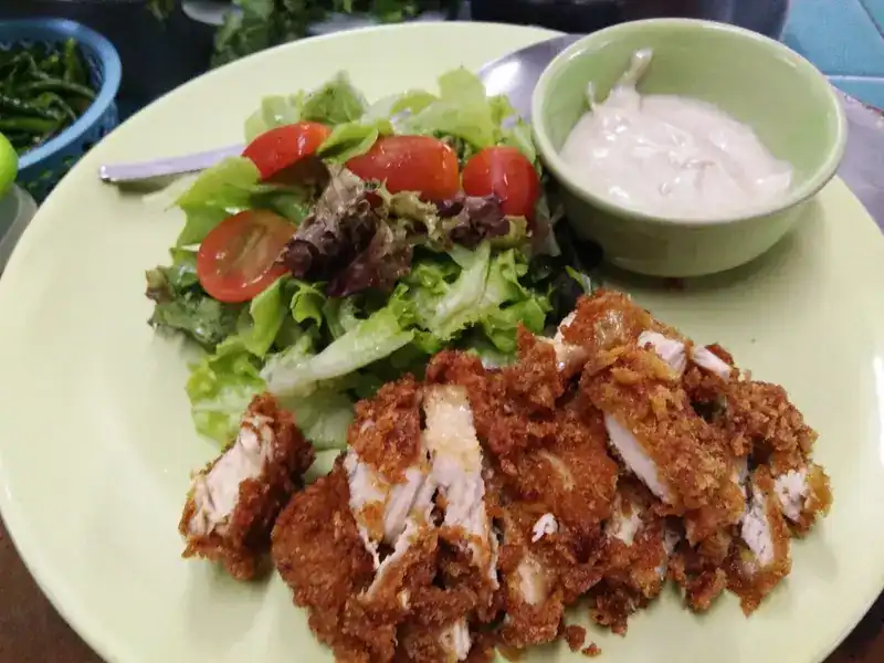Fried chicken with salad and a creamy dressing
