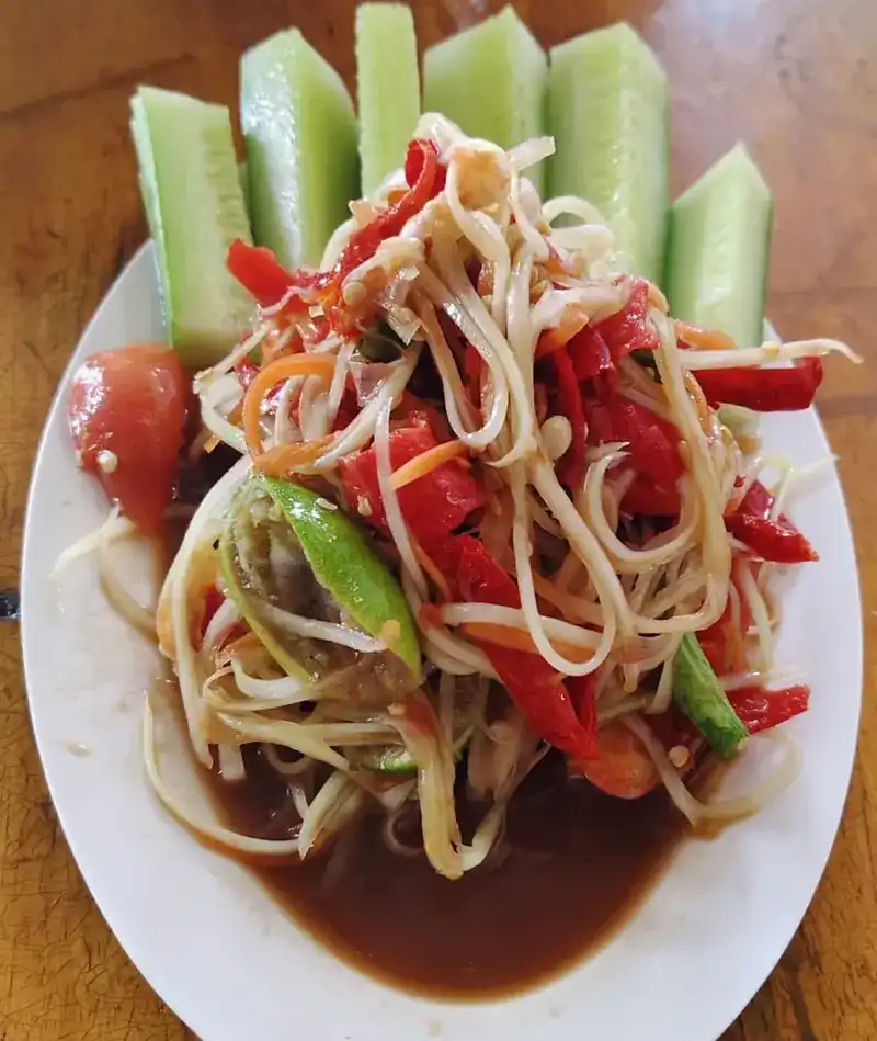 Som tam with tomato and long beans, cucumber on the side