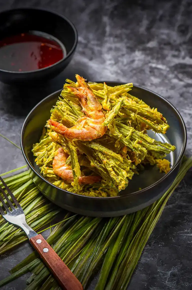 Bua Tod: freshwater weed and shrimps fried in yellow batter, in a dark bowl