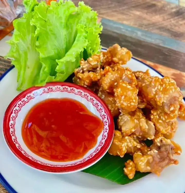 Crispy fried bites with sesame, sweet chilli sauce and lettuce