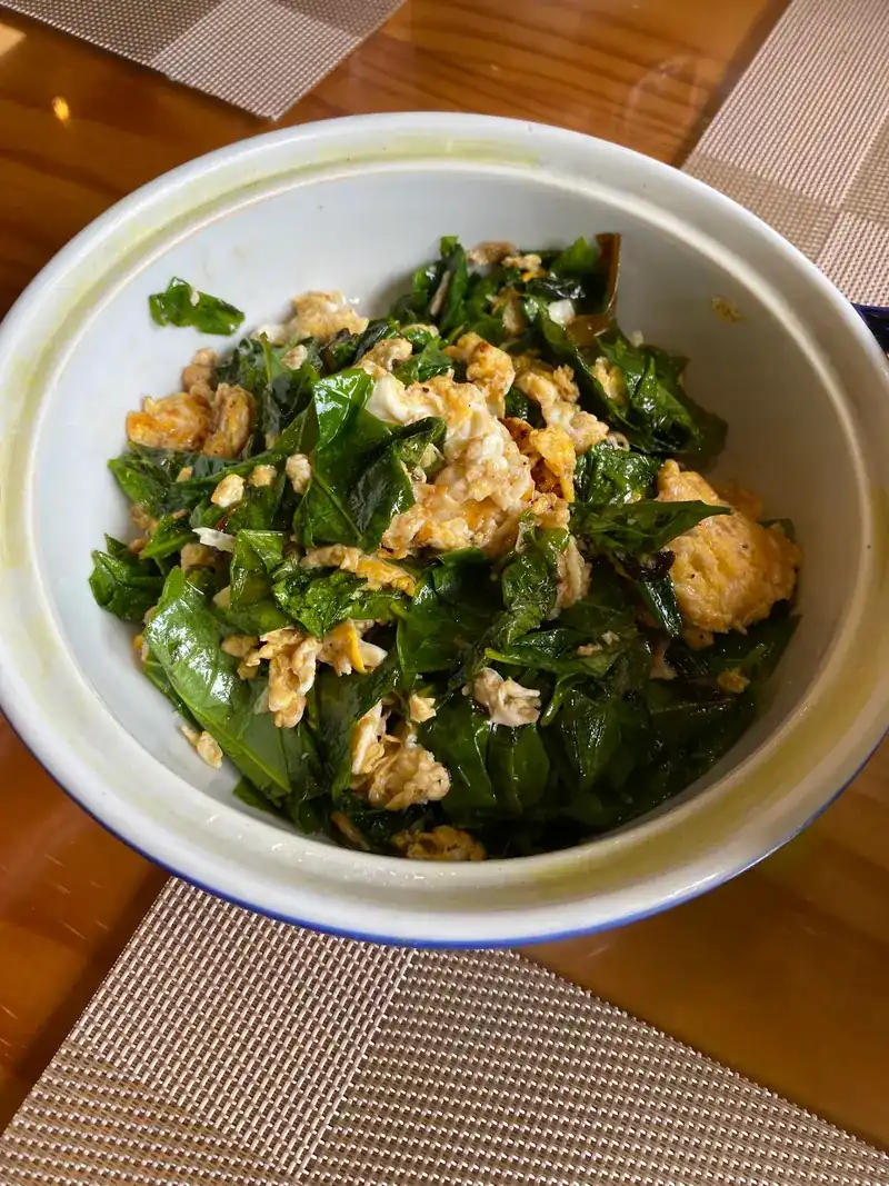 Dark green leaves stir-fried with egg