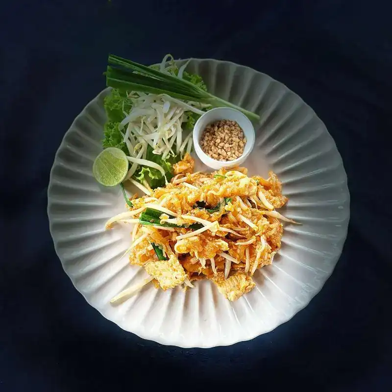 Pad Thai with bean sprouts, lime and crushed peanuts