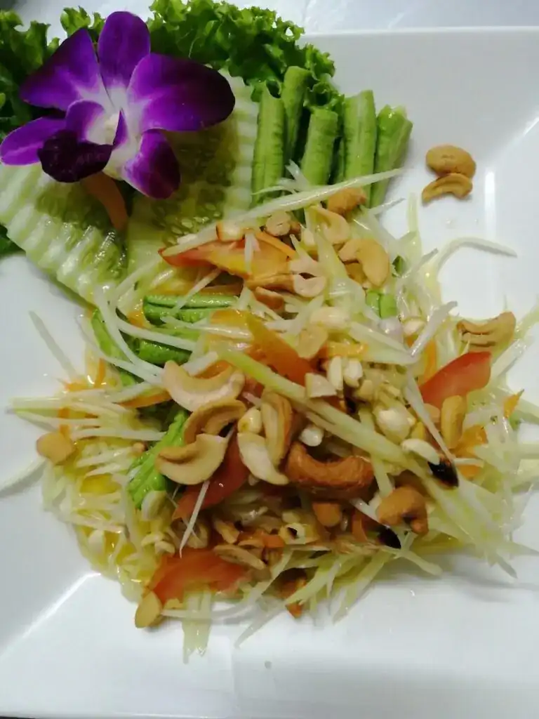 Green papaya salad with cashew nuts / ส้มตำใส่เม็ดมะม่วงหิมพานต์