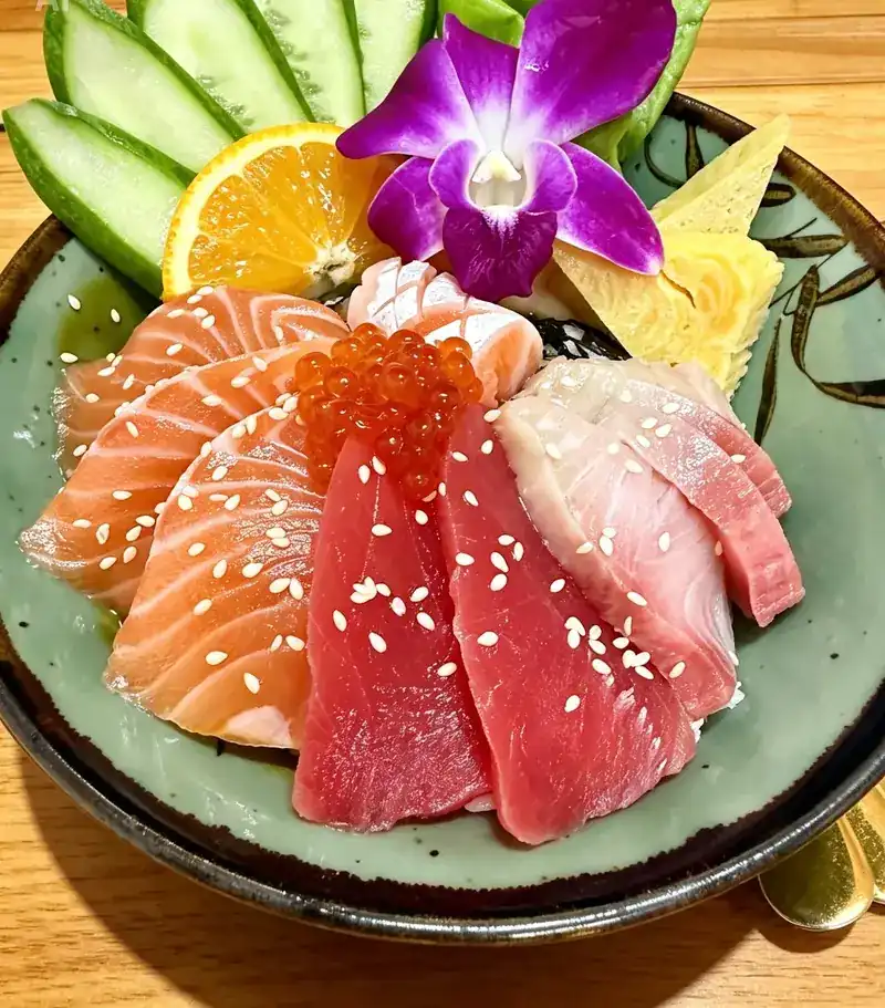 Assorted sashimi rice bowl with salmon, tuna, salmon roe and sesame