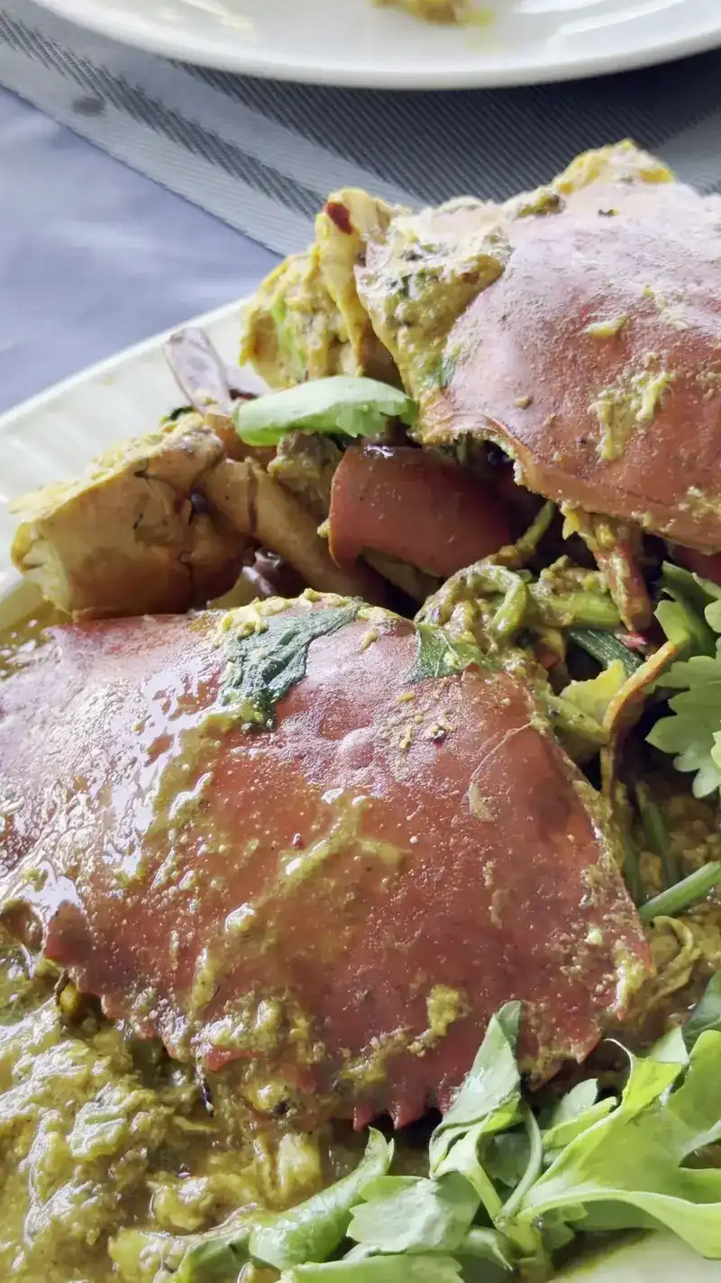 Crab cooked in a thick curry sauce with fresh herbs