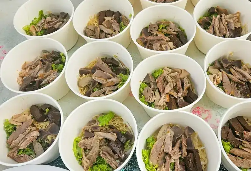 Duck noodles packed in paper bowls / ก๋วยเตี๋ยวเป็ดใส่ชามกระดาษ