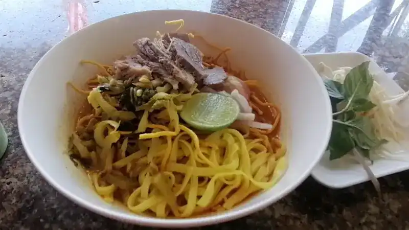 Yellow noodles with beef, lime and pickled greens, fresh basil on the side — เส้นบะหมี่กับเนื้อ มะนาว ผักดอง และโหระพา