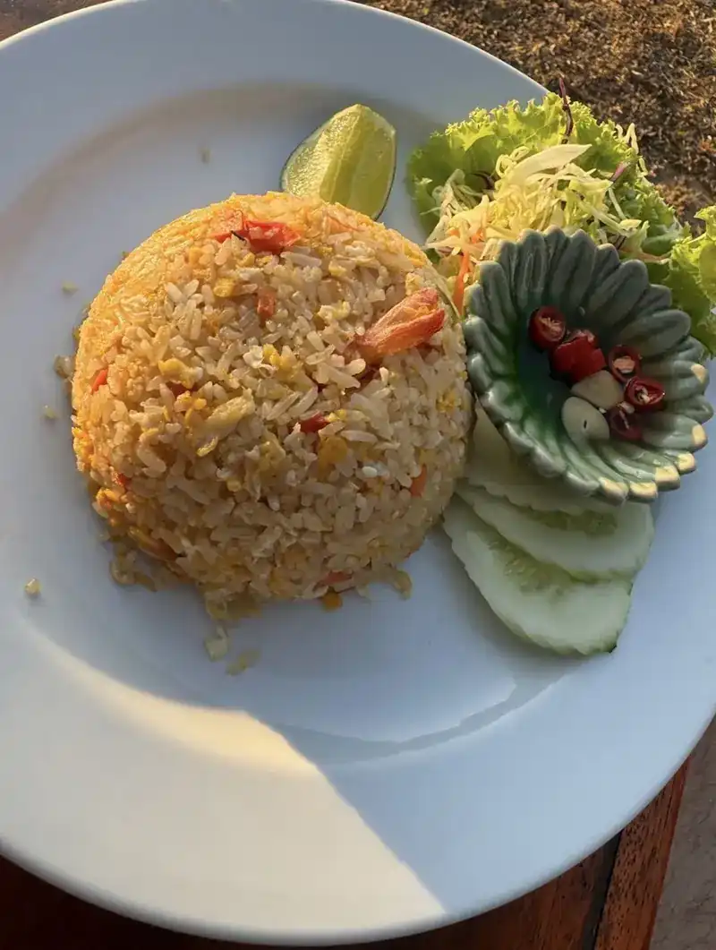 Fried rice with shrimp, cucumber and chilli