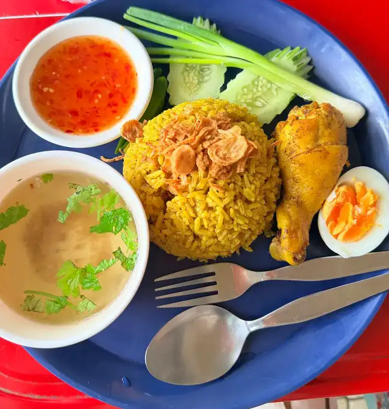 Khao mok gai: yellow spiced rice with chicken, soup and sweet chilli sauce — ข้าวหมกไก่ กับซุปและน้ำจิ้ม