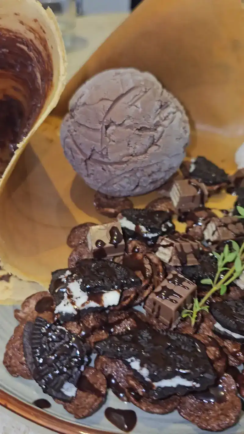 A chocolate crêpe with Oreo cookies, chocolate pieces and a scoop of ice cream