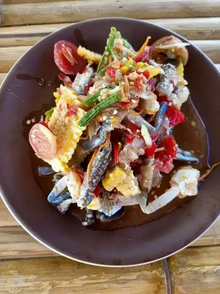 Pounded salad with crab, corn and tomato