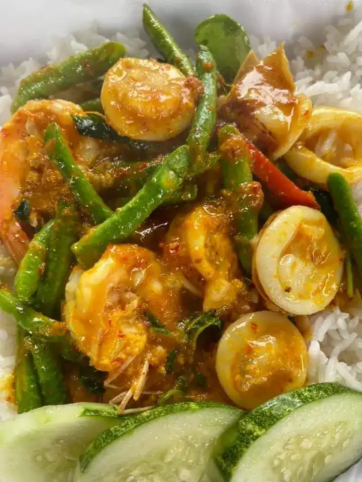Prawns and squid stir-fried with long beans in chilli sauce over rice — กุ้ง ปลาหมึก ผัดเผ็ดถั่วฝักยาวราดข้าว