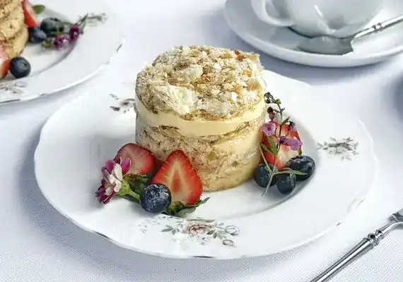 Layered dessert with berries / ของหวานเป็นชั้นกับเบอร์รี