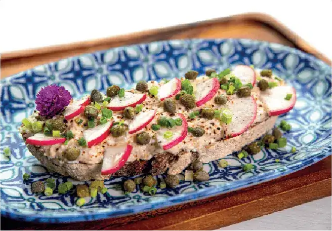 Sylt: sourdough with tuna, cottage cheese, radish and capers