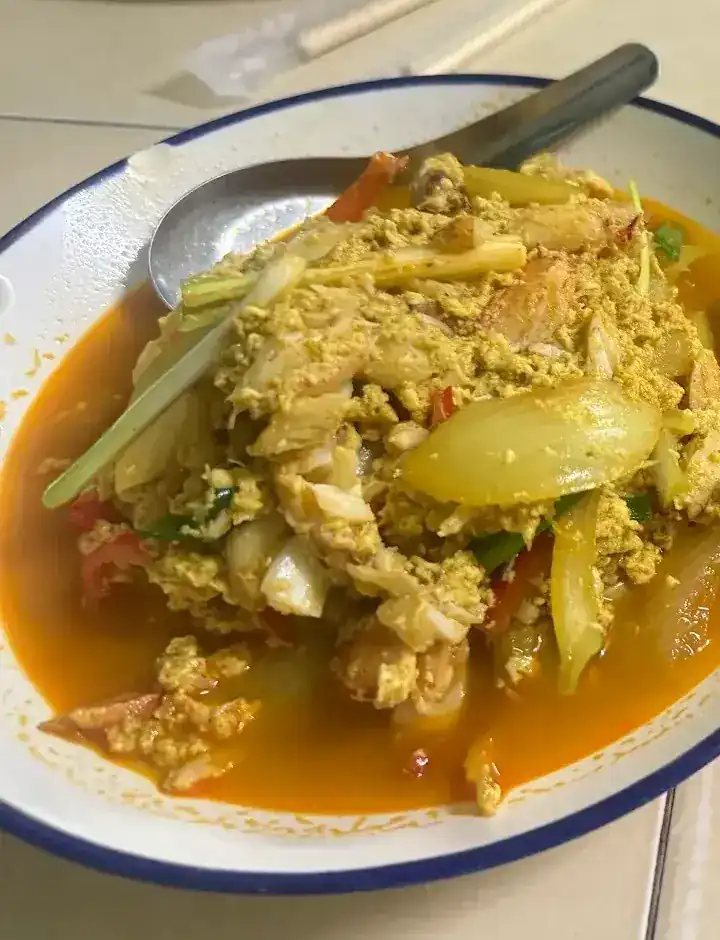 A yellow curry stir-fry with egg, onion and celery