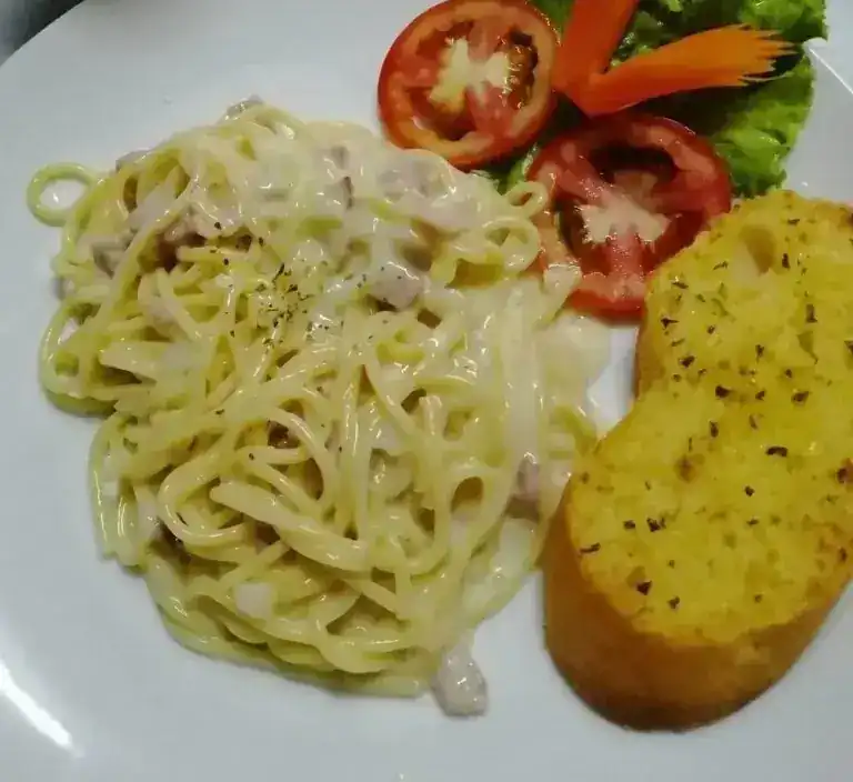Creamy spaghetti with garlic bread / สปาเก็ตตี้ซอสครีม กับขนมปังกระเทียม
