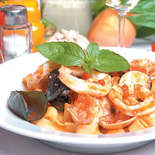 Fettuccine with prawns, mussels and basil