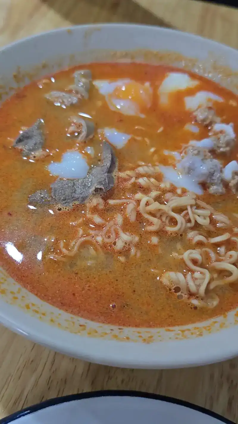 Creamy tom yum with instant noodles and pork