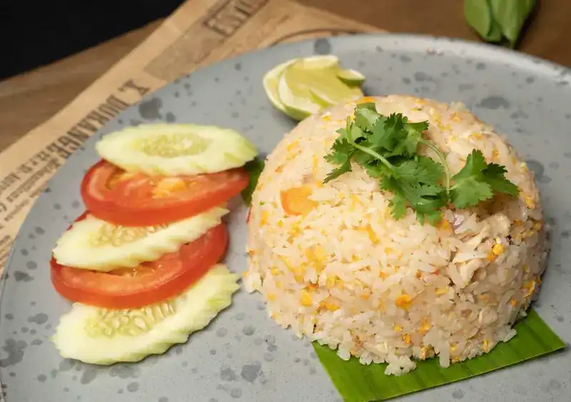Fried rice with tomato, cucumber and lime