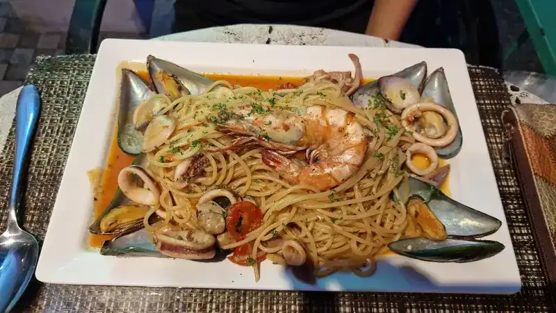 Spaghetti with prawns, squid and mussels