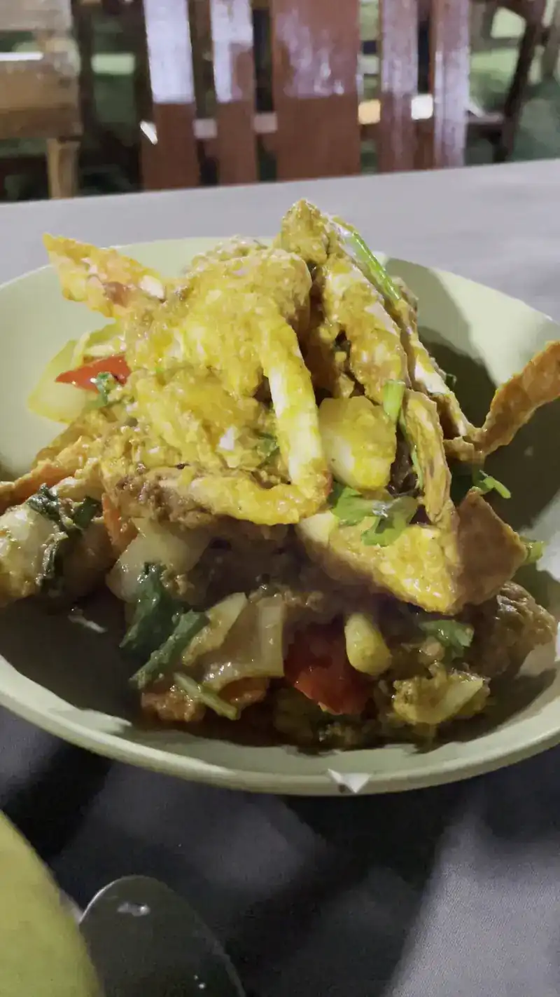 Crab in a yellow curry sauce with peppers and spring onion