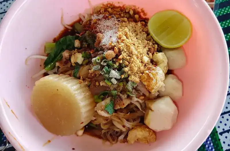Saeb haeng: spicy dry noodles with meatballs, peanuts and lime