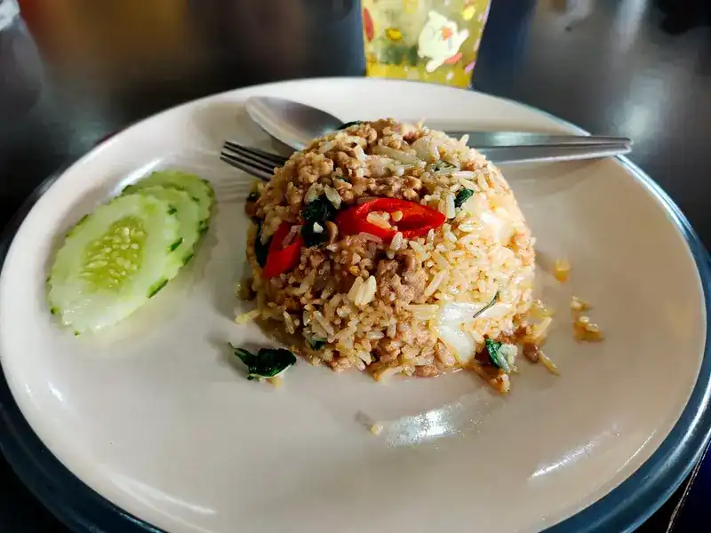 Fried rice with fresh red chilli and sliced cucumber