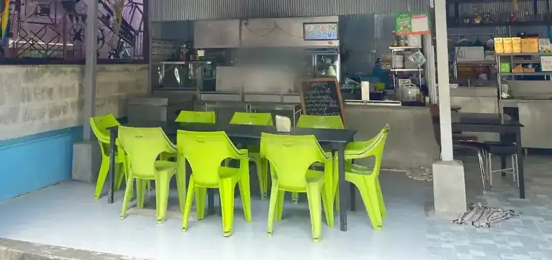 Lime-green chairs at the tables in front of GoLek's open kitchen / เก้าอี้สีเขียวมะนาวที่โต๊ะหน้าครัวเปิดของร้าน