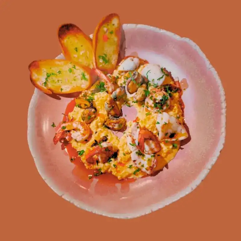 Scrambled eggs with prawns, squid and mussels