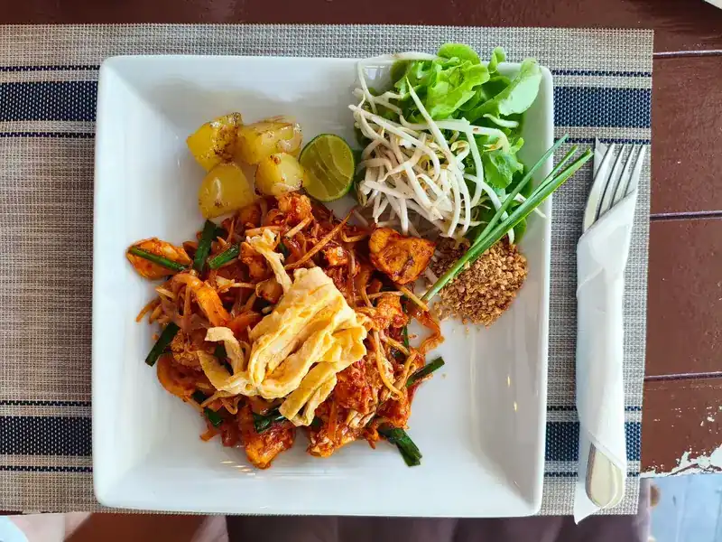 Pad thai topped with egg, with bean sprouts, crushed peanuts and lime / ผัดไทยโปะไข่ กับถั่วงอก ถั่วลิสงป่น และมะนาว
