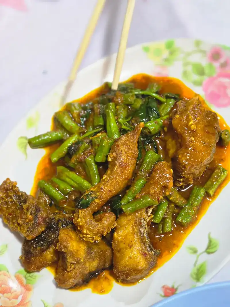Fried pieces stir-fried with long beans in a red chilli paste