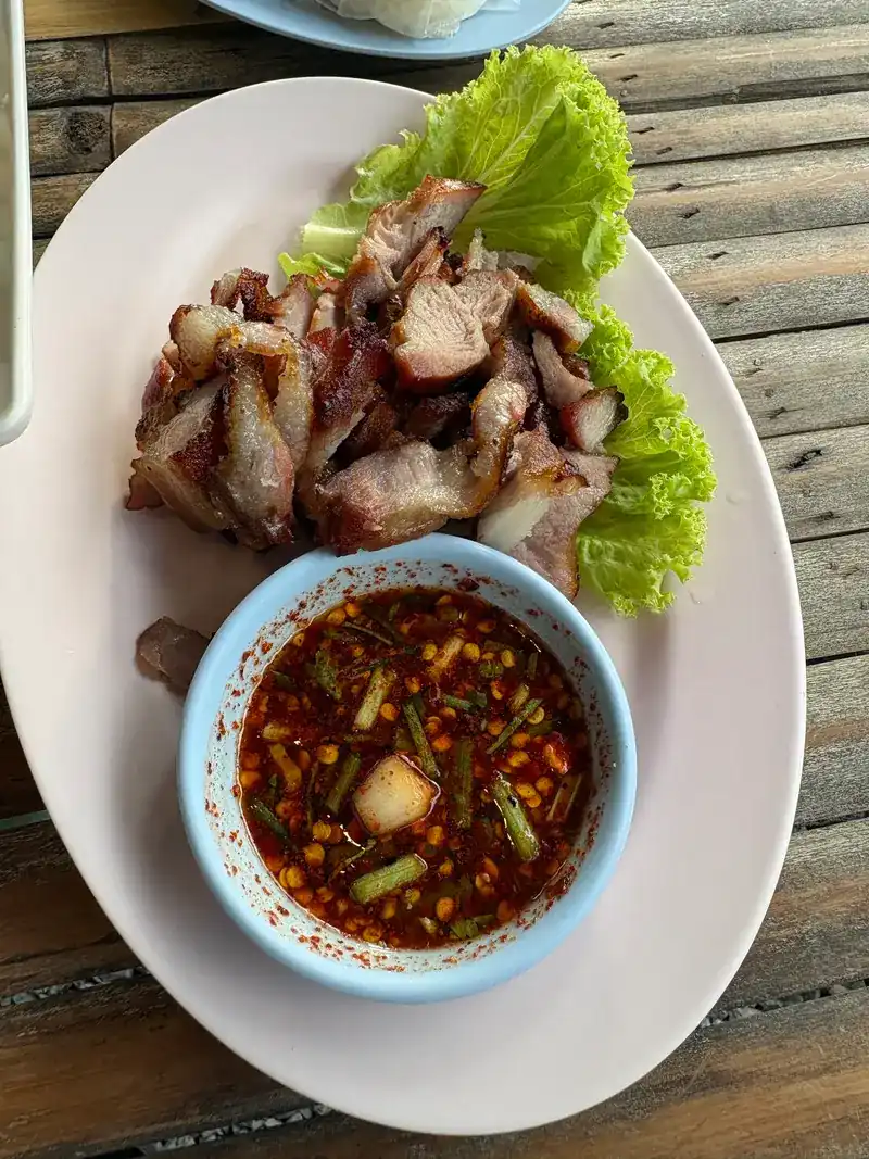 Grilled meat with lettuce and a chilli dipping sauce