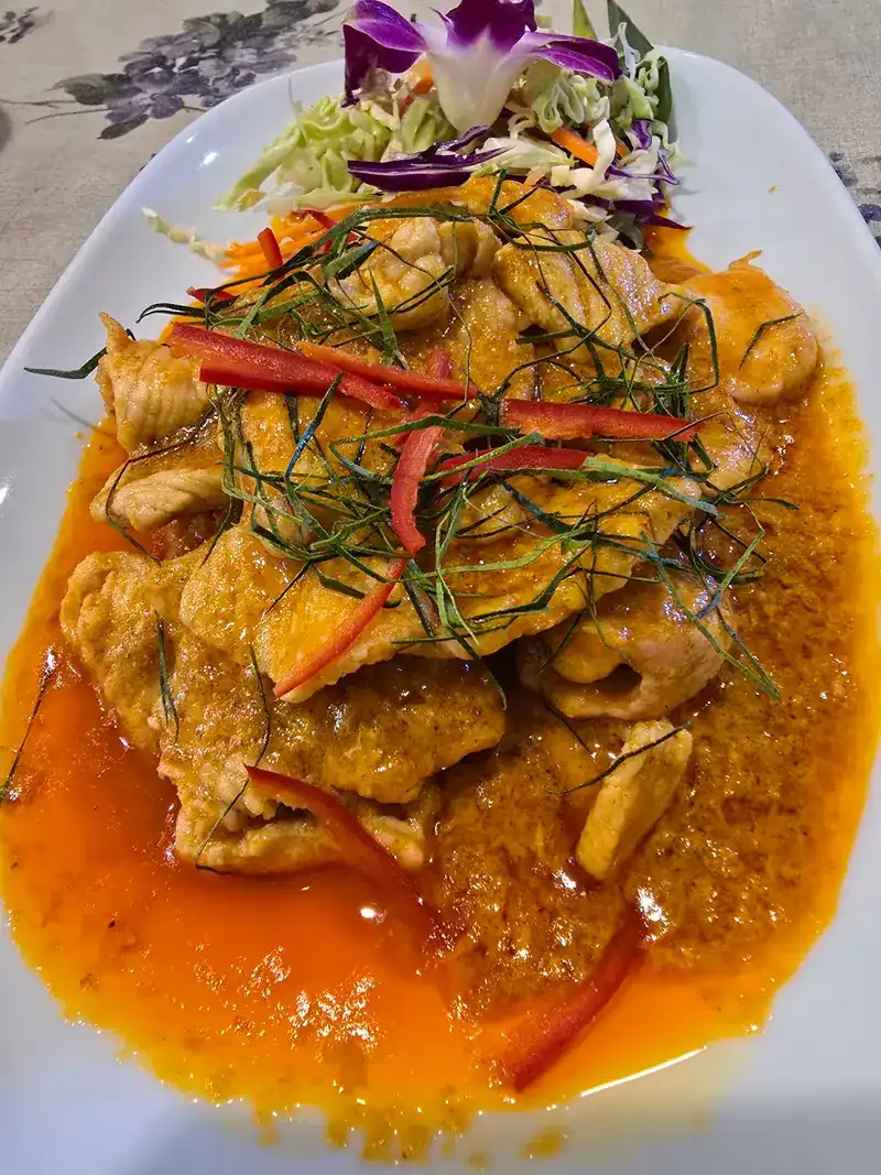 Panang curry topped with kaffir lime leaf and red chilli / พะแนงโรยใบมะกรูดซอยและพริกแดง