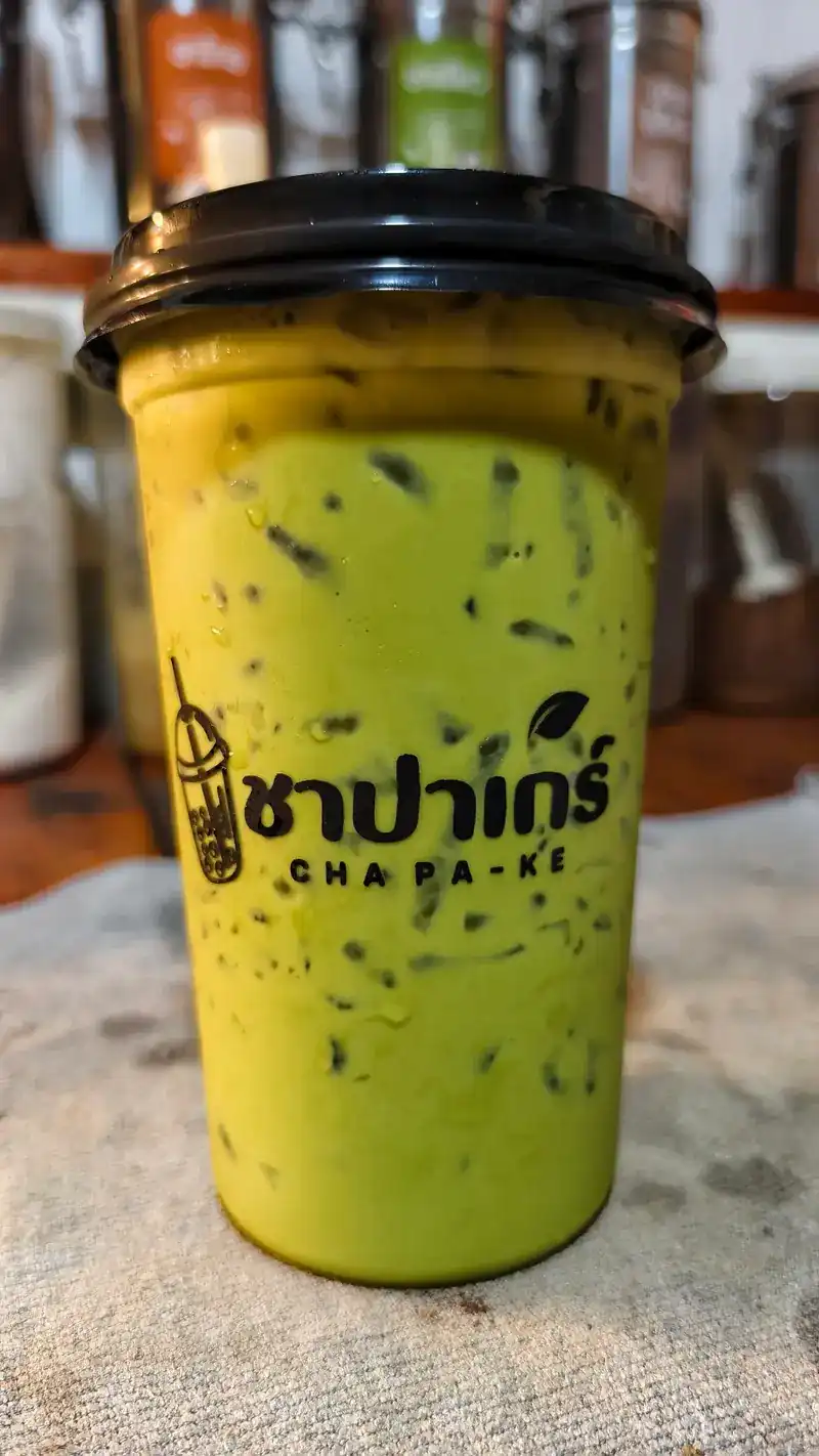 Iced green tea in a ชาปาเกร์ cup