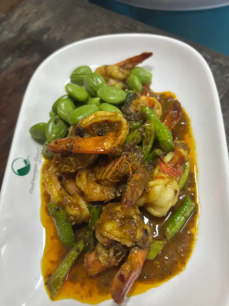Prawns stir-fried with sator beans and long beans